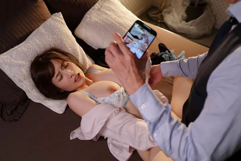 Cấp trên chuốc thuốc em thư ký bắt xxx cả đêm khi đi làm ăn xa